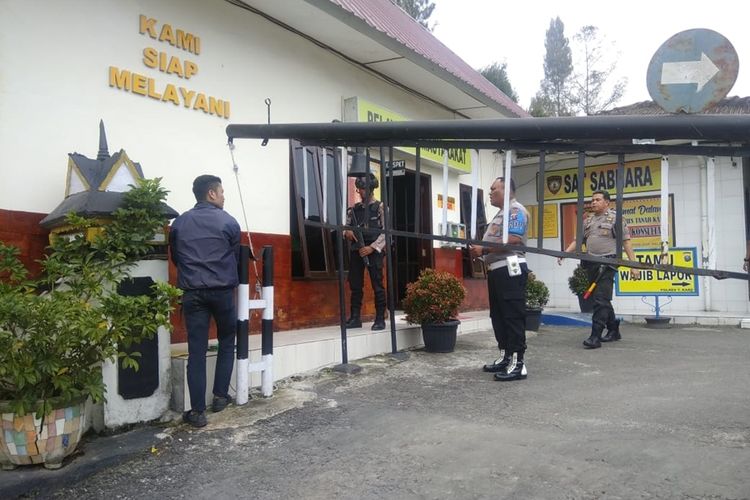 ,Pasca bom bunuh diri yang terjadi di halaman Polrestabes Medan beberapa jam yang lalu, seluruh anggota kepolisian melakukan pengamanan dan penjagaan ketat di pintu masuk kantor kepolisian. Salah satunya di Polres Tanah Karo, petugas melakukan pemeriksaan terhadap pengunjung yang datang.