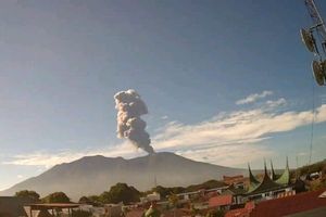 Gunung Marapi Sumbar Erupsi: Semburkan Abu Vulkanik Setinggi 2.000 Meter, Status Waspada