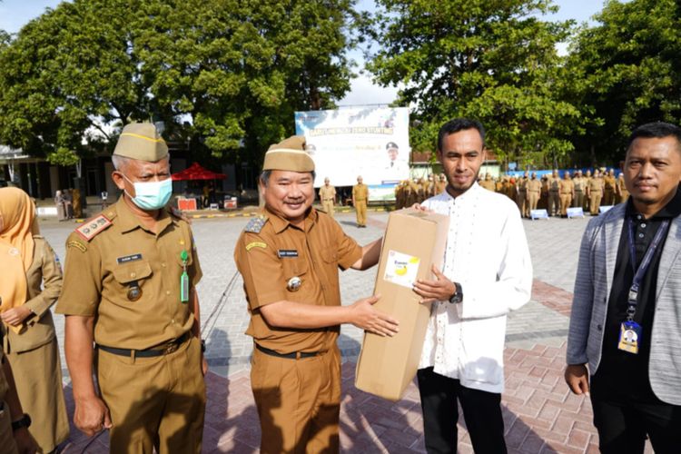 Bupati Garut Rudy Gunawan secara simbolis menyerahkan sampel produk UMKM yang akan di ekapor ke Malaysia, Senin (26/09/2022)