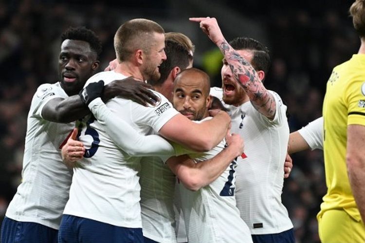 Para pemain Tottenham Hotspur merayakan gol pada lanjutan laga Liga Inggris kontra Brentford di Tottenham Hotspur Stadium, Jumat (3/12/2021) dini hari WIB.