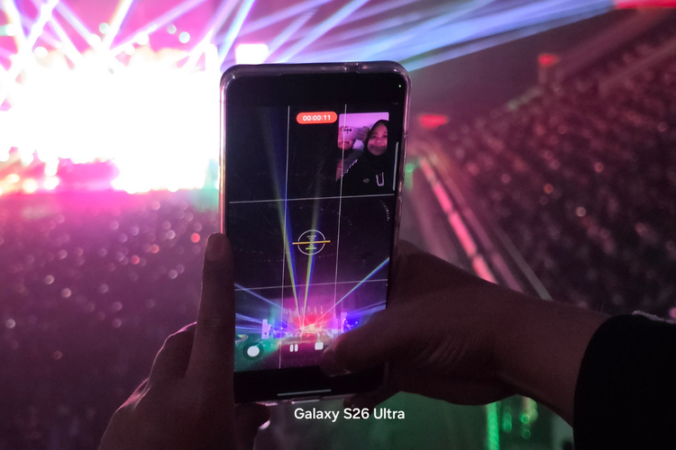 Fitur Dual Record di Samsung Galaxy S26 Ultra memungkinkan pengguna merekam aksi artis di atas panggung sekaligus reaksi penonton dalam satu video secara bersamaan.