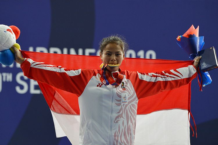 Atlet angkat besi Indonesia Windy Cantika Aisah (menggigit medali seusai upacara penganugerahan medali pertandingan Angkat Besi 49Kg Wanita SEA Games ke-30 di Stadion RSMC Nino Aquino, Manila, Filipina, Senin (2/12/19). Windy Cantika Aisah berhasil meraih medali emas disusul Phyo Pyae Pyae (kiri) dari Myanmar meraih medali perak dan Ngo Thi Quyen (kanan) meraih medali perunggu.