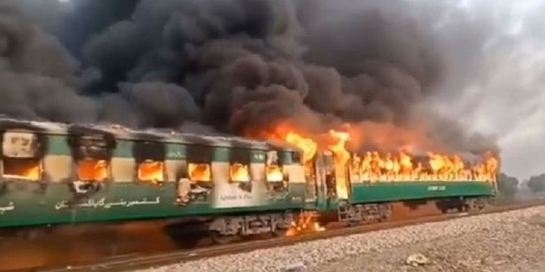 Gambar yang beredar di media sosial memperlihatkan gerbong kereta yang terbakar dalam insiden di Provinsi Punjab, Pakistan, pada Kamis (31/10/2019). Sebanyak 65 orang dilaporkan tewas dalam kebakaran tersebut.