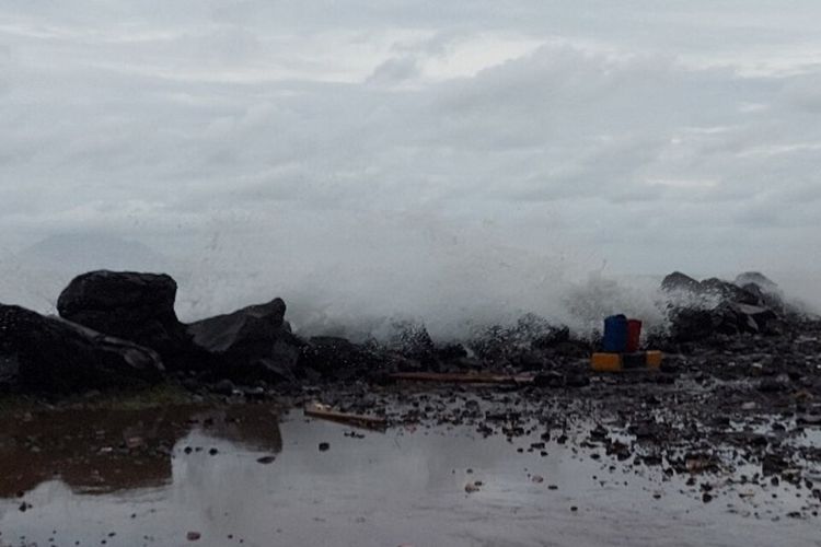 4 meter waves hit Manado, North Sumatra on Sunday (12/1/2021), inundating roads and leaving sharp pebbles in their wake