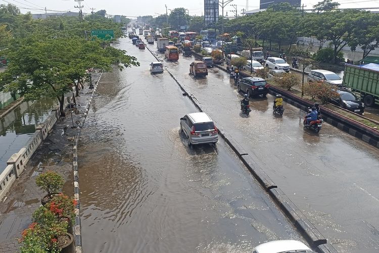 Jalan Raya Kaligawe, Kota Semarang, Jawa Tengah saat terjadi banjir pada 15 November 2023. 