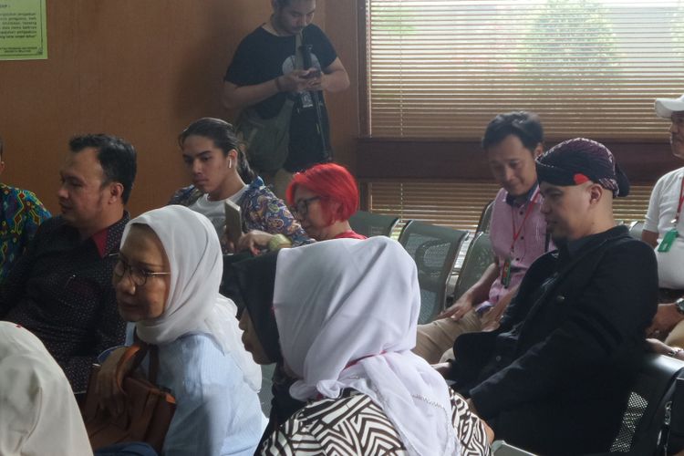 Ahmad Dhani menghadiri sidang kasus ujaran kebencian di PN Jakarta Selatan, Senin (13/8/2018). Aktivis Ratna Sarumpaet dan kedua anaknya, El Rumi dan Dul Jaelani, ikut hadir. 