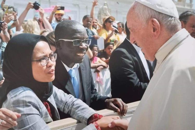 Dewi Praswida, perempuan asal Indonesia bersalaman dan berdialog dengan Paus Fransiskus di Vatikan, Roma, 26 Juni 2019