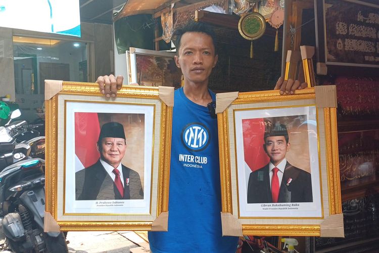 Pedagang pigura, Dito (33) yang telah menjual foto presiden-wakil presiden terpilih periode 2024-2029 Prabowo-Gibran di kawasan Pasar Baru, Jakarta Pusat, Rabu (24/4/2024).