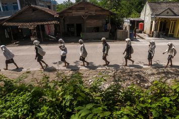 Warga Kanekes Jalan Kaki Gelar Seba Baduy