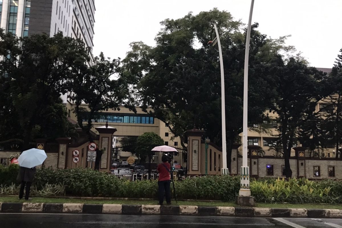 Akses ke kawasan gedung Mabes Polri, Kebayoran Baru, Jakarta Selatan dibatasi pada Rabu (31/3/2021) sore pasca-penembakan diduga aksi teror.