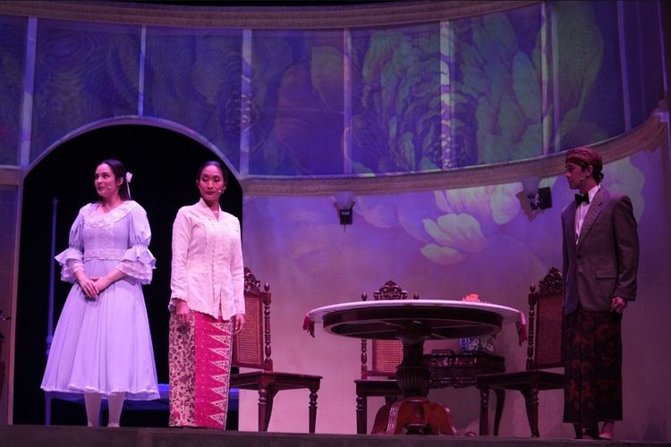 Penampilan Reza Rahadian, Chelsea Islan, dan Happy Salma dalam teater Bunga Penutup Abad.