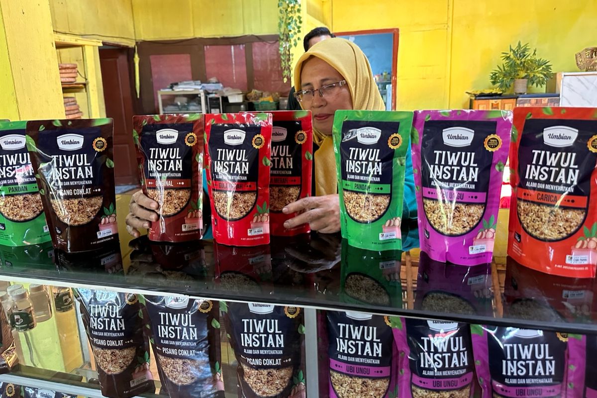 Di tangan Lilik Sri Rahayu (61), tiwul diubah menjadi bentuk instan dan bisa menjadi oleh-oleh untuk wisatawan. Usaha oleh-oleh tiwul instan milik Lilik awali dari pelatihan membuat tepung mocaf.