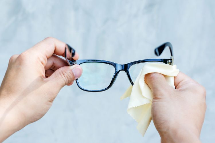 Kacamata berbingkai hitam sering dikenakan terdakwa kasus yang menggunakan teknik nerd defense. 