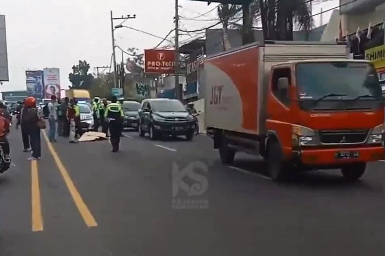 Petugas melakukan evakuasi korban kecelakaan di Jalan Setiabudi depan Kantor Partai Perindo Banyumanik, Kota Semarang, Jawa Tengah (Jateng).