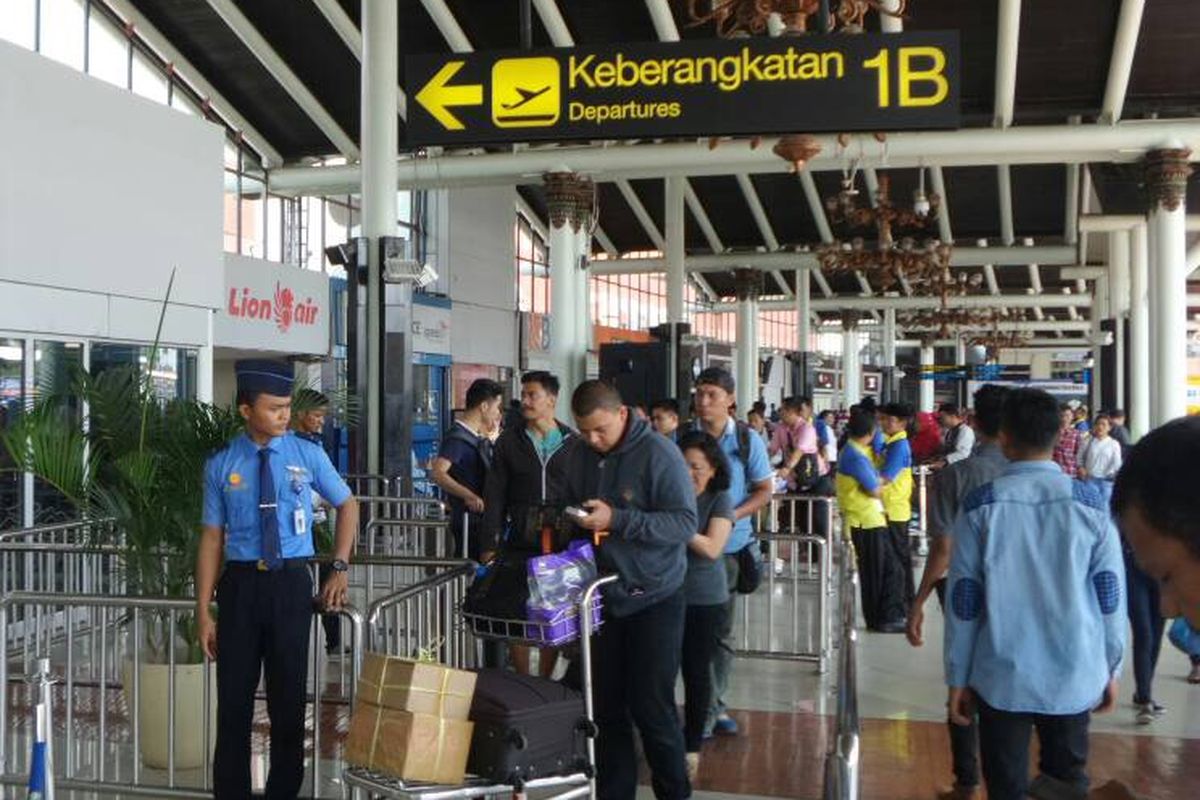 Pemudik mulai memadati terminal keberangkatan dan kedatangan domestik Bandara Soekarno-Hatta, Tangerang, Selasa (20/6/2017). Puncak arus mudik via Bandara Soekarno-Hatta diprediksi jatuh pada H-2 hingga H-1 Lebaran.