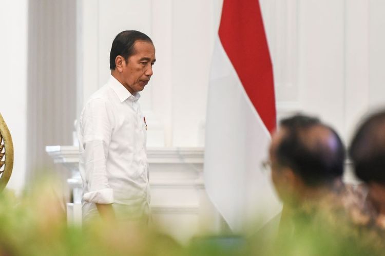 Presiden Joko Widodo bersiap memimpin rapat terbatas (Ratas) di Istana Merdeka, Jakarta, Kamis (13/6/2024). ANTARA FOTO/Hafidz Mubarak A/tom.