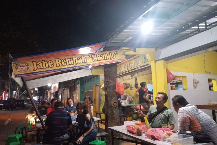 Suasana Wedang Jahe Rempah Mbah Jo, ramai dikunjungi masyarakat saat malam hari, Senin (11/9/2023).
