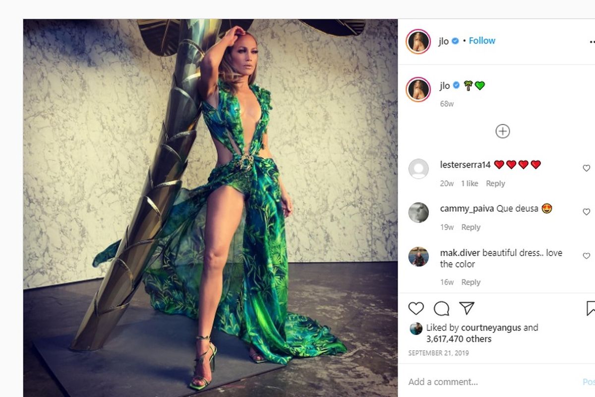 Jennifer Lopez Pakai Gaun Versace