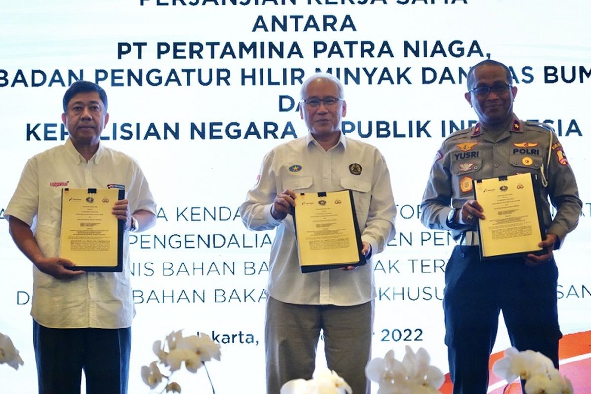 Badan Pengatur Hilir Minyak dan Gas Bumi (BPH Migas) bersama Korps Lalu Lintas (Korlantas) Kepolisian Negara Republik Indonesia (Polri) dan PT Pertamina Patra Niaga (PPN) menandatangani surat perjanjian kerja sama dalam rangka melaksanakan penyediaan dan pendistribusian bahan bakar minyak (BBM) JBT dan JBKP, di Jakarta, Rabu (14/12/2022). 