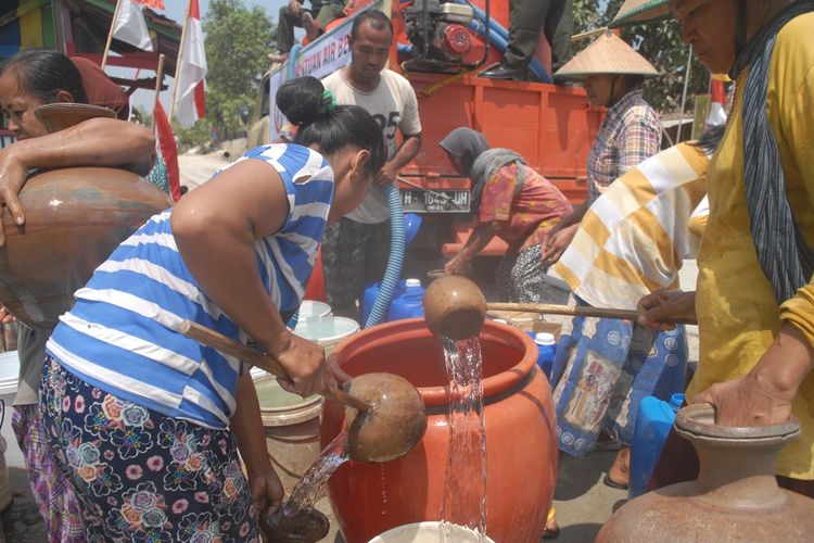 Warga Dusun Sanggrak, Desa Jambangan, Kecamatan Geyer, Grobogan, Jateng mengantre dropping air dari Perhutani KPH Gundih dari Bagian Kesatuan Pemangkuan Hutan (BKPH) Kuncen bersama dengan Lembaga Masyarakat Desa Hutan (LMDH), Minggu (8/9/2019) sore