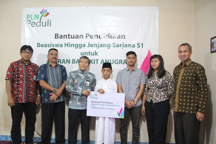 Manajemen PLN menyerahkan bantuan pendidikan pada keluarga korban pesawat Lion Air JT 610 di Desa Simpang Katis, Bangka Tengah, Kepulauan Bangka Belitung, Jumat (11/1/2019).