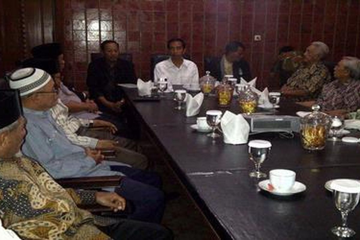 Wali Kota Solo Joko Widodo menggelar pertemuan dengan muspida koordinator di Kota Solo, Jateng, Selasa (21/8/2012) malam di Loji Gandrung rumah dinas wali kota Solo. 