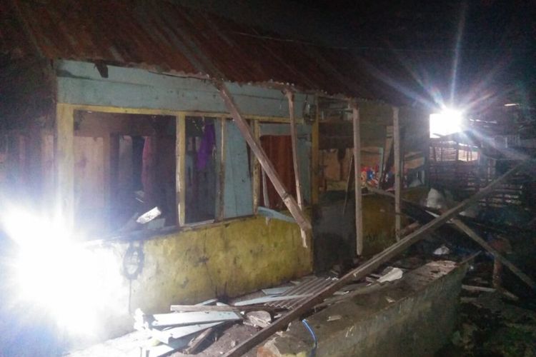 Kondisi rumah milik orang tua pelaku pencabulan yang dirusak sekelompok warga