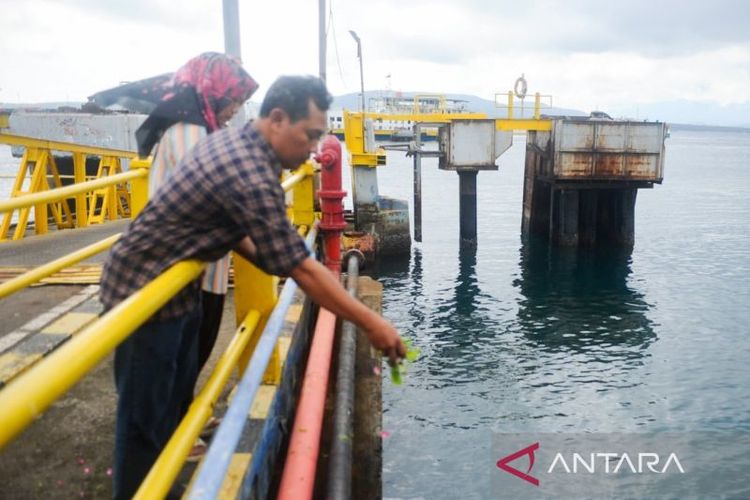 Keluarga korban kapal tenggelam KMP Tunu Pratama Jaya tabur bunga di Selat Bali, di Pelabuhan Ketapang, Banyuwangi, Jawa Timur. Sabtu (5/7/2025) ANTARA/Novi Husdinariyanto