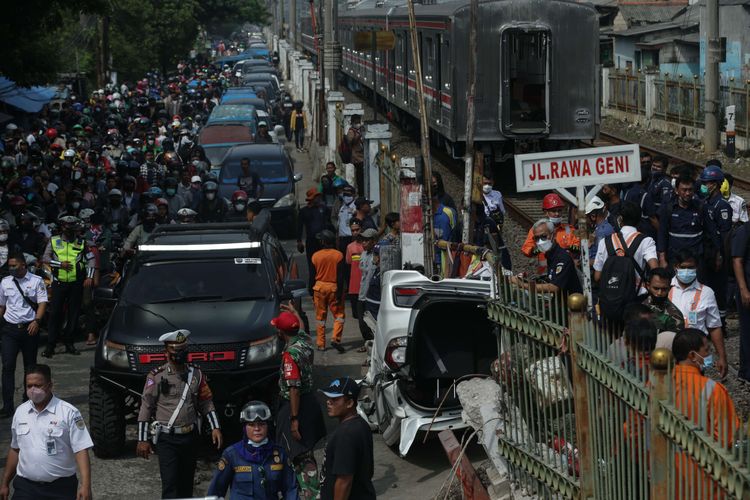 Kemacetan lalu lintas terjadi di Jalan Raya Citayam saat evakuasi mobil Mobilio
dengan nomor polisi B 1563 NYZ yang tertabrak KRL Commuter Line di Depok, Jawa Barat, Rabu (20/4/2022). Akibat kejadian ini jadwal KRL dari Depok menuju Jakarta terganggu.
