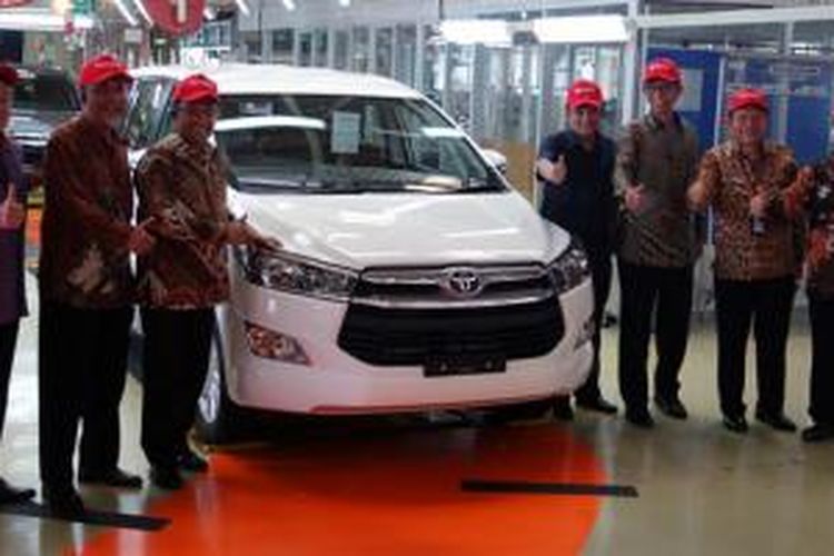 Jajaran pejabat Toyota Indonesia dan Menteri Perindustrian Saeh Husin (dekat pintu kanan Innova). 