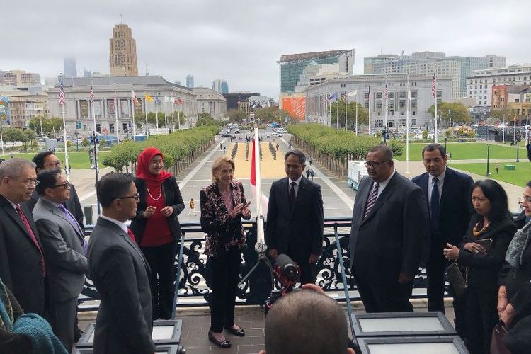 Acting Konsul Jenderal RI San Francisco, Hanggiro Setiabudi beserta staf saat acara pengibaran Bendera Merah Putih di atas Gedung Balai Kota San Francisco bersama Madam Charlotte M Schultz, Chief of Protocol pada kantor wali kota San Francisco, Selasa (14/8/2018).