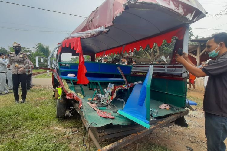 Odong-odong tertabrak kereta api di perlintasan kereta Desa Silebu, Kecamatan Kragilan, Kabupaten Serang, Banten, Selasa(26/7/2022).