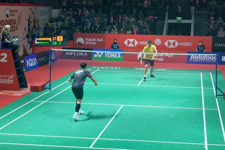 Tunggal putra Indonesia, Jonatan Christie, saat bertanding melawan Toma Junior Popov asal Perancis pada laga babak 16 besar Indonesia Open 2023 di Lapangan 2 Istora Gelora Bung Karno, Jakarta, pada Kamis (15/6/2023) sore WIB.