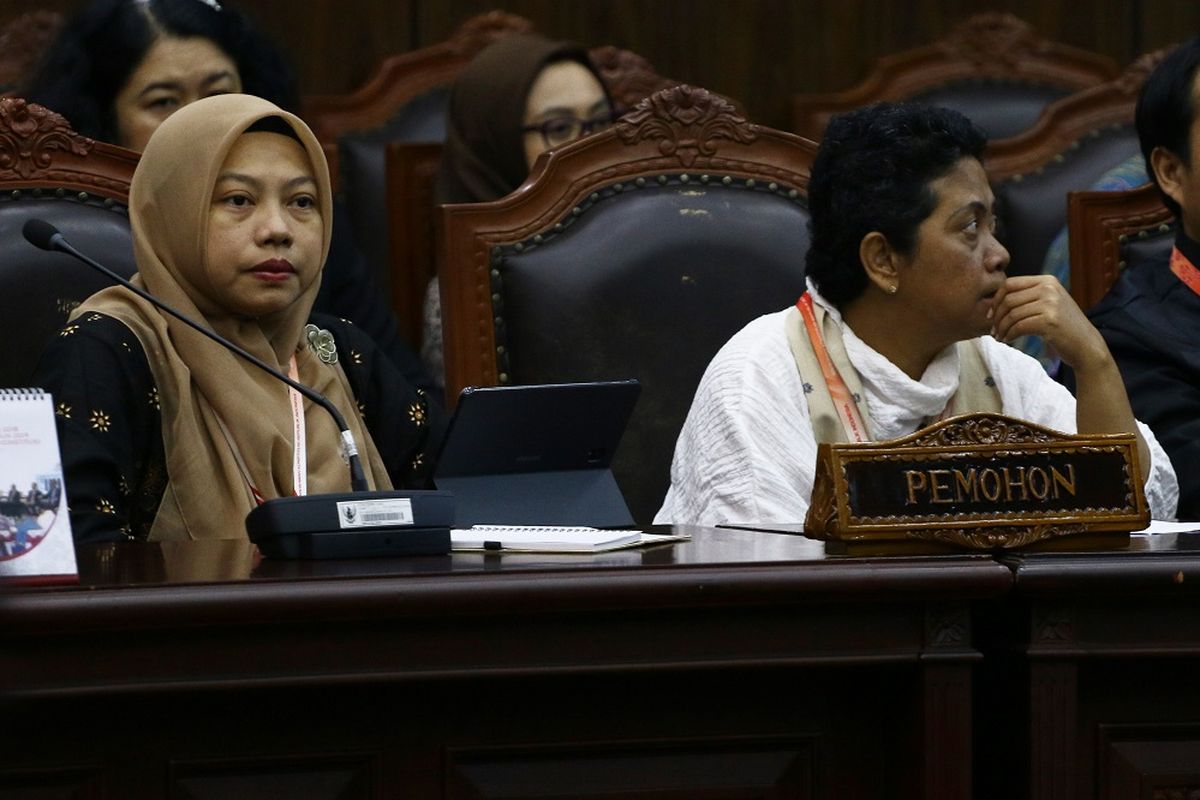 Direktur Eksekutif Perludem Titi Anggraini (kiri) bersama Sekjen Koalisi Perempuan Indonesia (KPI) Dian Kartikasari menghadiri sidang putusan Perkara Nomor 75/PUU-XVII/20 sebagai pemohon di Gedung Mahkamah Konstitusi, Jakarta, Rabu (29/1/2020). Majelis Hakim Konstitusi dalam putusannya menolak permohonan pemohon untuk seluruhnya dalam perkara Pengujian Undang-Undang Nomor 8 Tahun 2015 tentang perubahan atas Undang-Undang Nomor 1 Tahun 2014 tentang penetapan peraturan pemerintah pengganti Undang-Undang Nomor 1 Tahun 2014 tentang pemilihan Gubernur, Walikota, dan Bupati menjadi Undang-Undang terhadap UUD 1945. ANTARA FOTO/Rivan Awal Lingga/pd