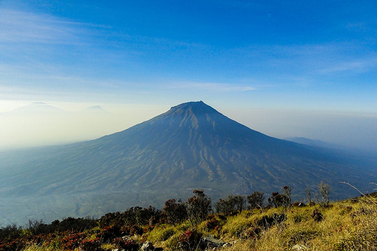 Gunung Sumbing Dilihat dari Gunung Sindoro.