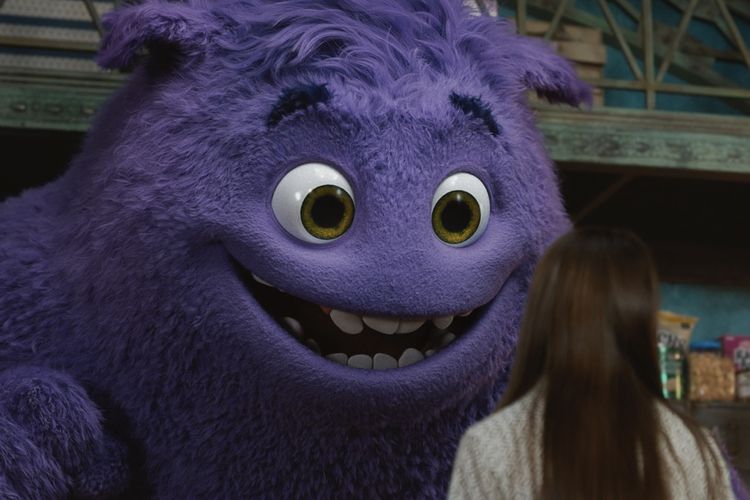 Blue, makhluk besar berwarna ungu yang menemani perjalanan Bea dan Cal di film IF: Imaginary Friends.