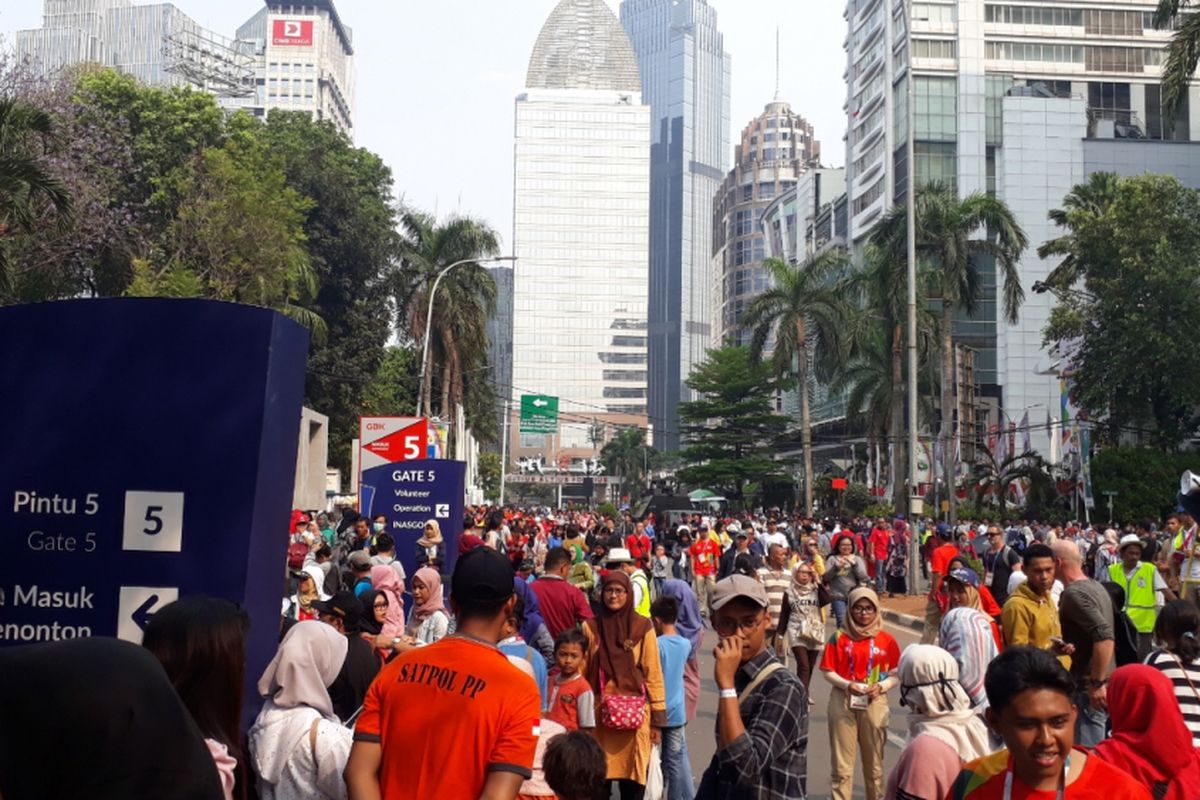 Pengunjung yang datang ke kawasan Gelora Bung Karno (GBK), Jakarta Pusat, untuk menonton upacara penutupan atau Closing Ceremony Asian Games 2018 dan datang ke Asian Festival makin ramai, Minggu (2/9/2018) pukul 14.30 WIB.