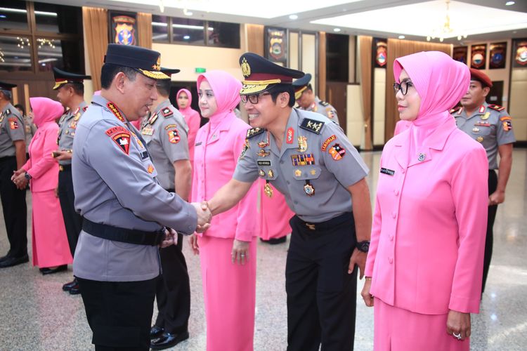 Kapolri Jenderal Pol Listyo Sigit Prabowo resmi menaikkan pangkat Irjen Pol Rudi Antariksawan  di Ruppatama Mabes Polri, Jakarta, Rabu (27/3/2024).