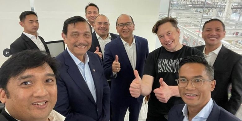 Indonesia?s Senior Minister Luhut Binsar Pandjaitan (2nd left) met with Tesla Inc Chief Executive Elon Musk (2nd right) at the company headquarters in Austin, Texas. Accompanying Luhut are Indonesian officials.  