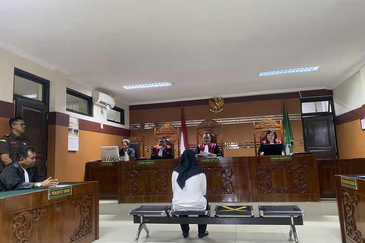 Terdakwa kasus pembunuhan Debt Collector di Kota Sukabumi, Putri Sumiati (pakaian putih hitam) saat hendak membacakan pleidoi di Pengadilan kelas IB Kota Sukabumi, Senin (10/6/2024)