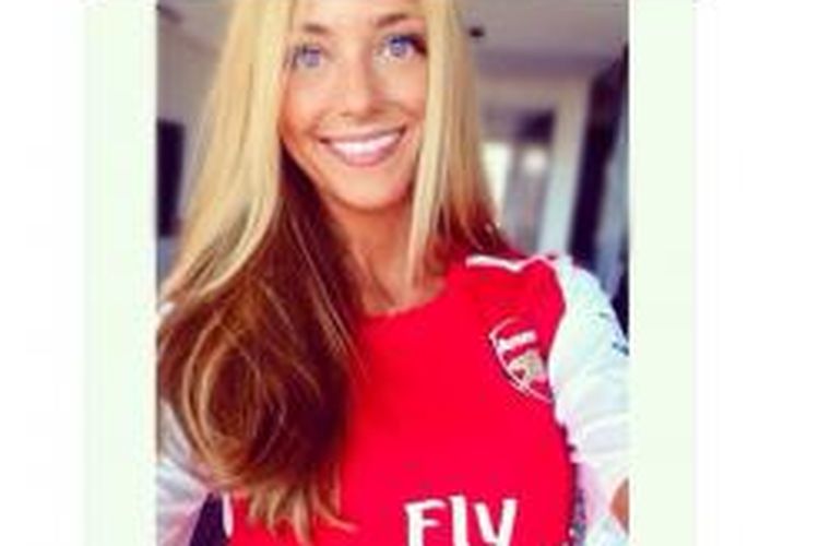 Kekasih Alexis Sanchez, Laia Grassi, mengenakan kostum Arsenal setelah Sanchez resmi menjadi pemain The Gunners.