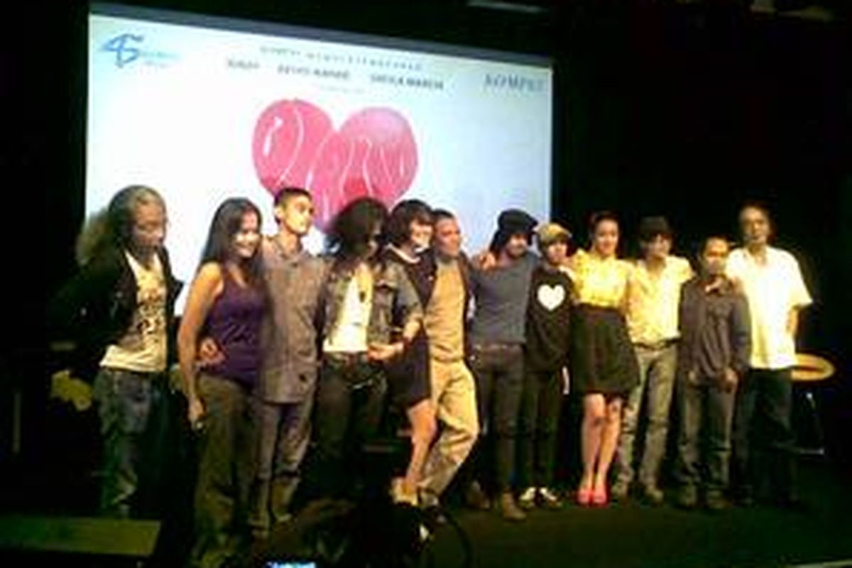 Para pemain, sutradara, penata musik dan gerak drama musik Diana saat jumpa pers di Jakarta, Senin (7/6/2010)