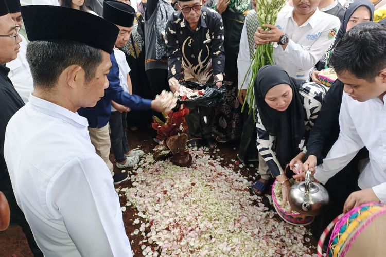 Bupati Purwakarta Saepul Bahri Binzein di pemakaman istrinya, Dini Yuliani, Selasa (28/10/2025) pagi.