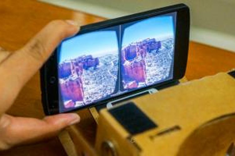 Aplikasi Cardboard menyajikan dua tampilan pada area yang berbeda pada layar smartphone. Dua tampilan ini diproyeksikan masing-masing untuk mata kiri dan kanan 