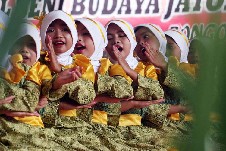 Anak-anak Jaton menampilkan rodat dengan iringan rebana. Pelibatan kaum muda dalam Fesbujaton untuk melestarikan tradisi yang diwariskan dari generasi ke generasi.