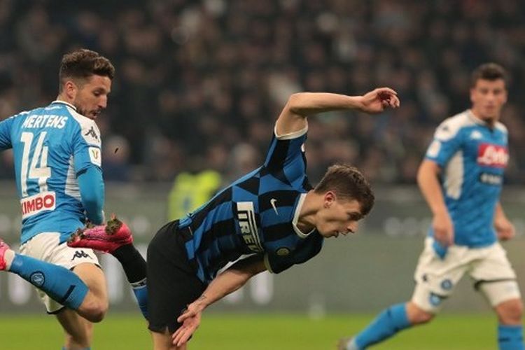 Gelandang Inter Milan, Nicolo Barella berduel dengan penyerang Napoli, Dries Mertens, pada laga leg pertama semifinal Coppa Italia yang digelar di Stadion Giuseppe Meazza, Kamis (13/2/2020).