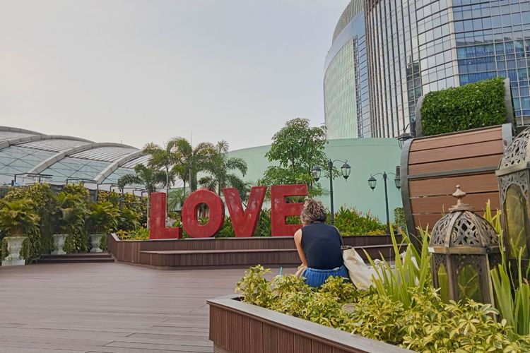 Love on Top Rooftop Pondok Indah Mall 3, Jakarta Selatan, Senin (20/11/2023). 