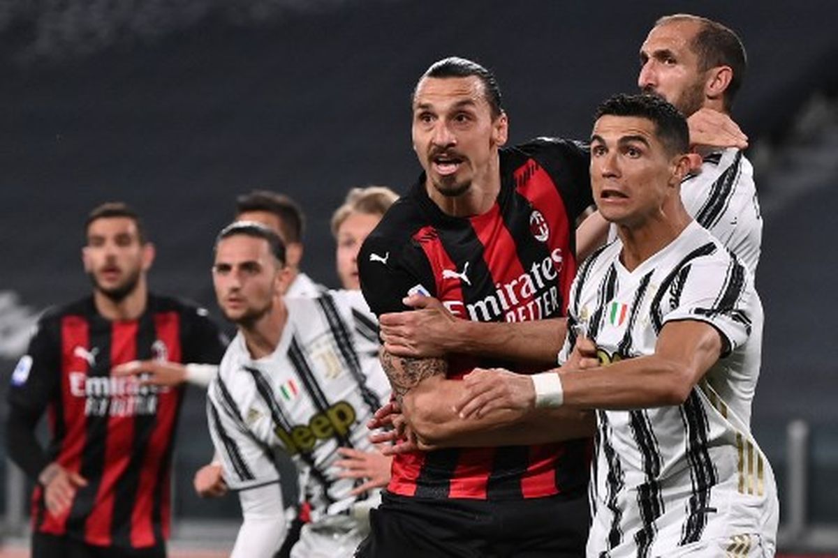 Zlatan Ibrahimovic (kiri) berduel dengan Cristiano Ronaldo (kanan) pada laga pekan ke-35 Liga Italia yang mempertemukan Juventus vs AC Milan di Stadion Allianz pada Senin (10/5/2021) dini hari WIB.