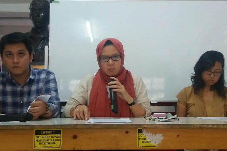 Wakil Koordinator Bidang Advokasi Kontras Tioria Pretty (kanan) di Kantor KontraS Jl. Kramat II, Senen, Jakarta, Rabu (21/10/2015)