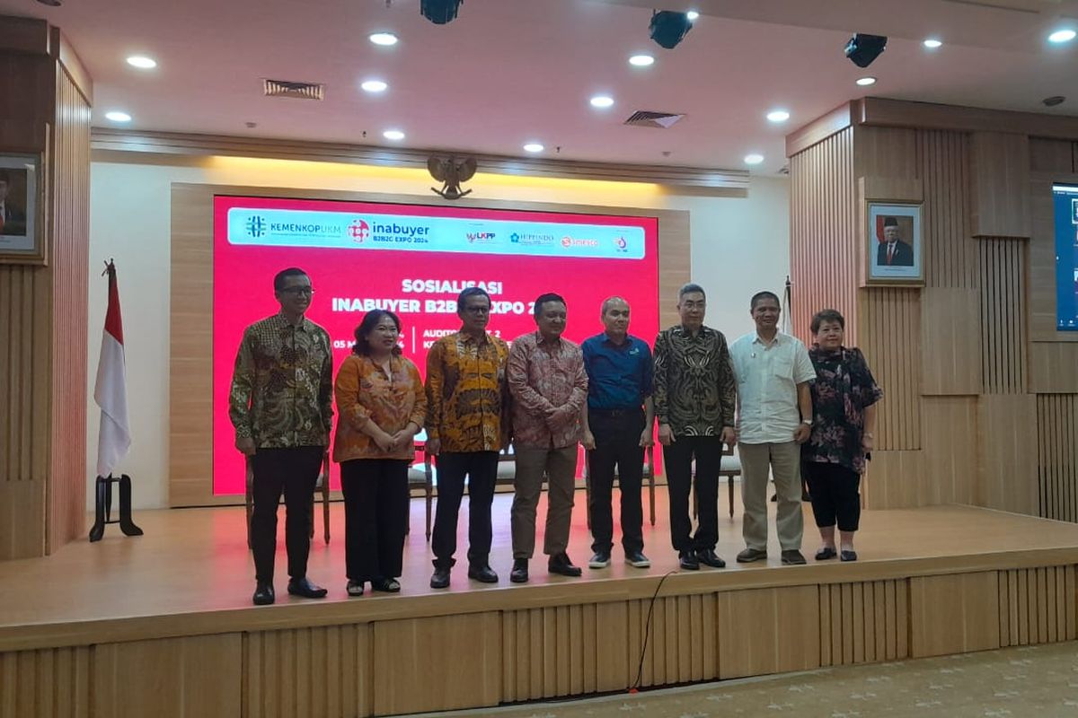 Foto Bersama Narasumber di acara Sosialisasi Inabuyer B2B2G Expo 2024